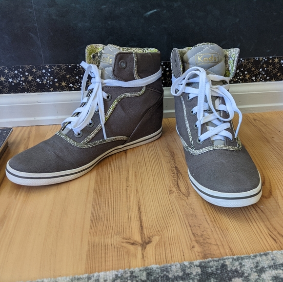 KEDS HIGH TOP SNEAKERS. Size 8